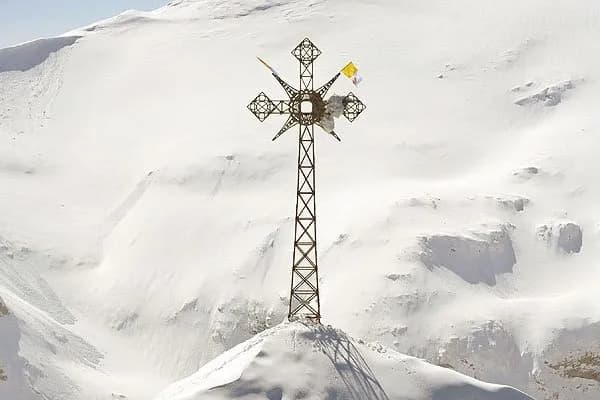 Ile ma krzyż na Giewoncie? Zaskakujące wymiary i historia!