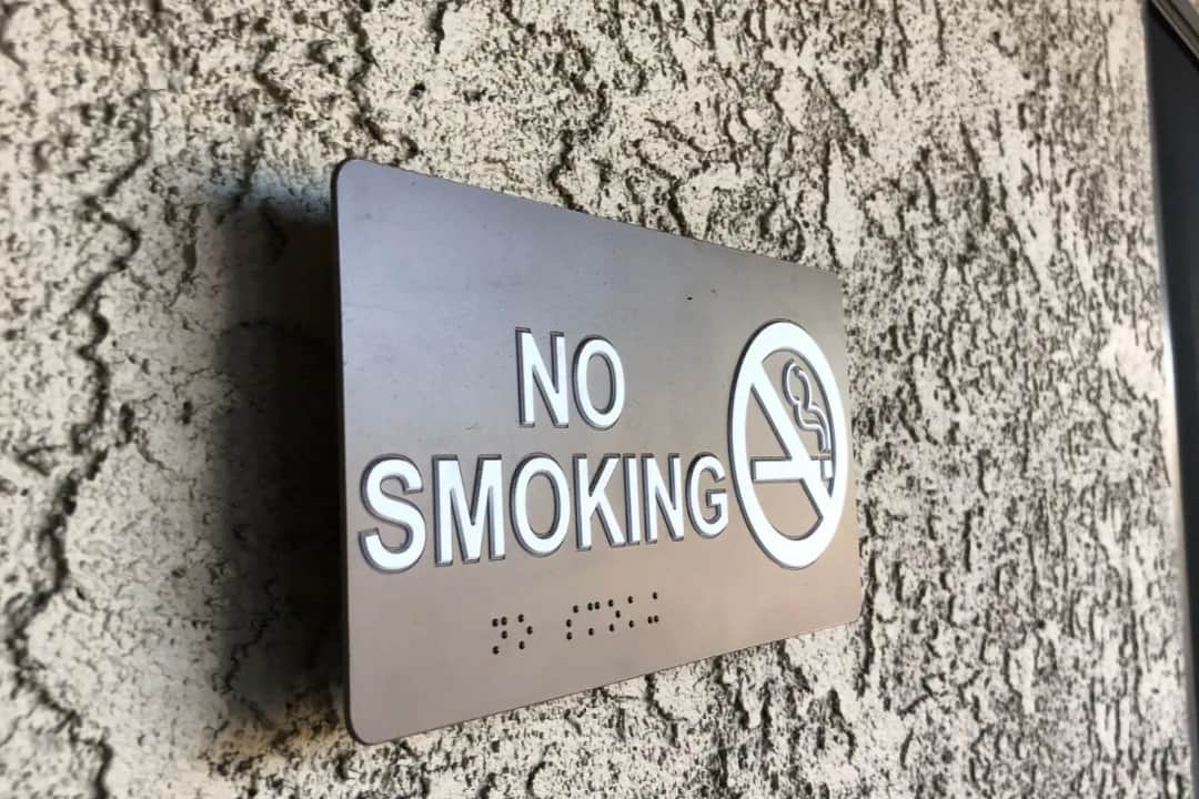 Czy można palić na balkonie w hotelu? Sprawdź zasady i konsekwencje