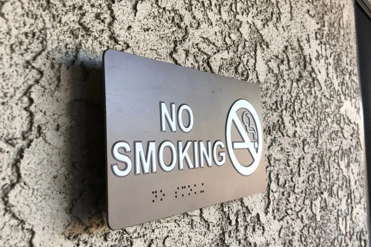 Czy można palić na balkonie w hotelu? Sprawdź zasady i konsekwencje