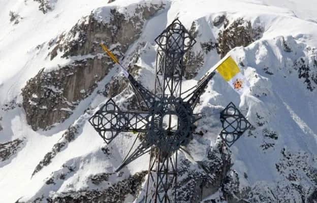 Czy krzyż na Giewoncie jest oświetlony? Oto ważne daty i tradycje