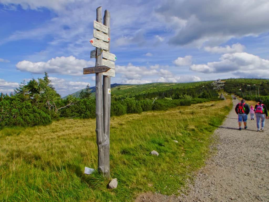 Co oznaczają kolory szlaków w Tatrach? Odkryj ich znaczenie dla turystów