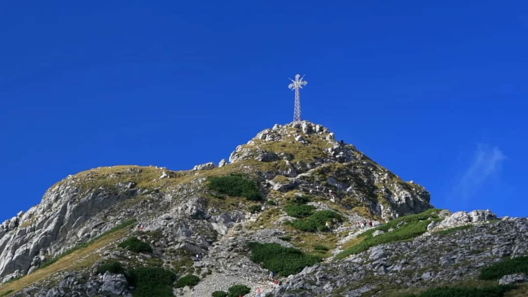 Co oznacza krzyż na Giewoncie? Historia i znaczenie symbolu Tatr