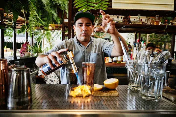 Ile zarabia barman w hotelu? Sprawdź, co wpływa na wynagrodzenie